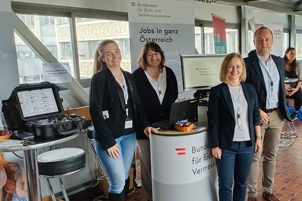3 Mitarbeiterinnen und ein Mitarbeiter des BEV beim Stand auf dem Career Day im TGM