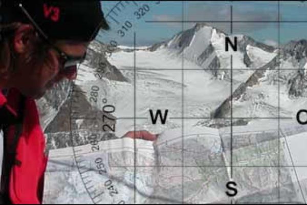 Das Bild zeigt eine Montage eines Wanderers bei der Orientierung mit einer Landkarte vor einem Gebirgshintergrund.