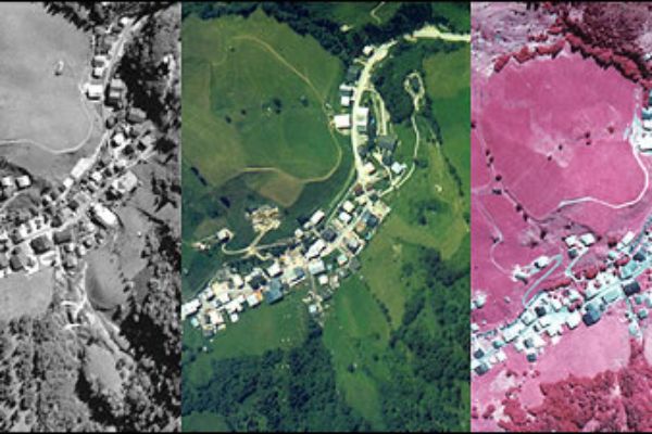 Das Bild zeigt drei Luftbilder des selben Gebietes, als Schwarz-Weiß Foto, Farbbild und Infrarotaufnahme (Grün = Rot).